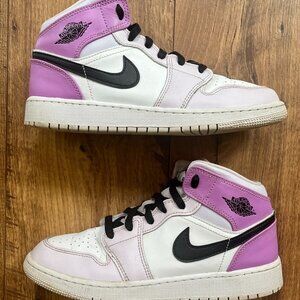 Nike Air Jordan 1 mids size 6.5 youth Color grape black white
